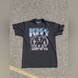 KISS tee